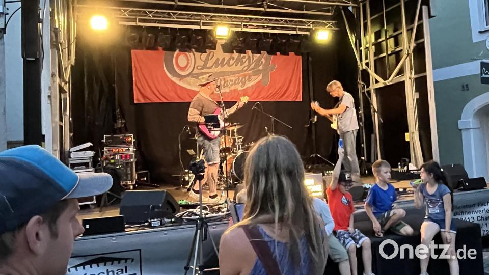 Zahlreiche Bands laden zum Tanzen und Mitklatschen ein. Bild: sns