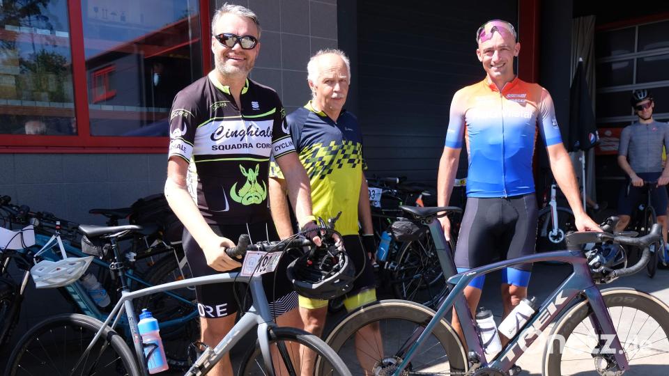 Beim „19. Pirker Kreisel“ gab es eine Premiere: Mit Ex-Radrennprofi Andreas Schillinger (rechts) beteiligte sich erstmals ein Tour-de-France- und Giro-d’Italia-Teilnehmer an der Benefiz-Sportveranstaltung. Darüber freute sich Kreisel-Gründer Josef Böller (Mitte) genauso wie über die Teilnahme des einarmigen Michael Reichart (links). Bild: u