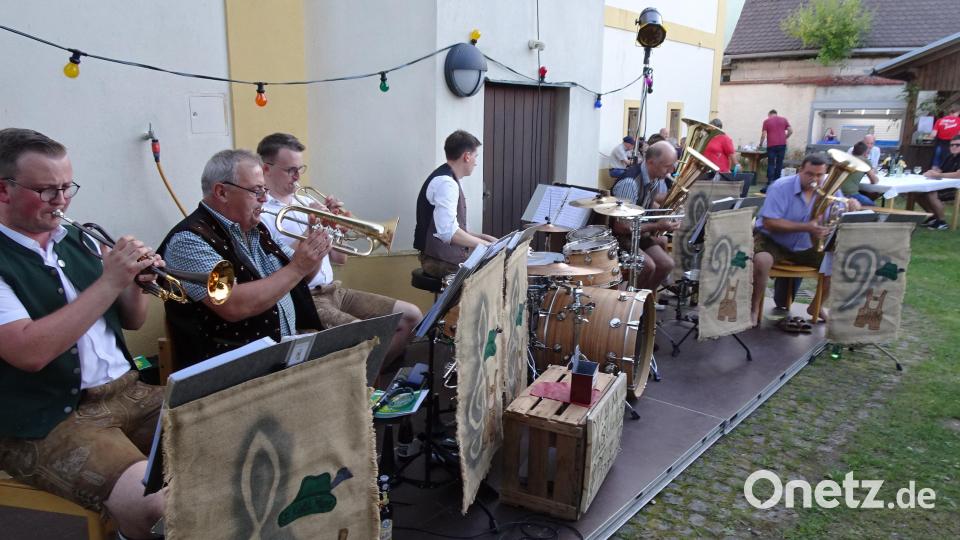 Bereits seit 18 Uhr gaben die Kistlmusikanten ihr Debüt im vollbesetzten Pfarrgarten. Bild: hm