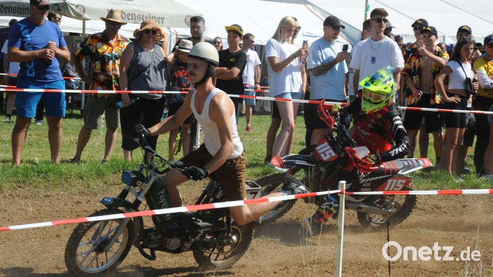 Auch das gab es tatsächlich beim Mofa-Cross, ein echtes Mofa mit Jan Buchholz im anfangs noch weißen Feinripp-Shirt, aber bereits in der Startrunde klebte ihm schon der spätere Sieger Tom Mühlbauer am Hinterrad. Bild: gf