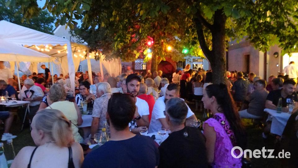 Gut gelaunt genossen die zahlreichen Besucher den lauen Sommerabend beim Weinfest. Bild: hm