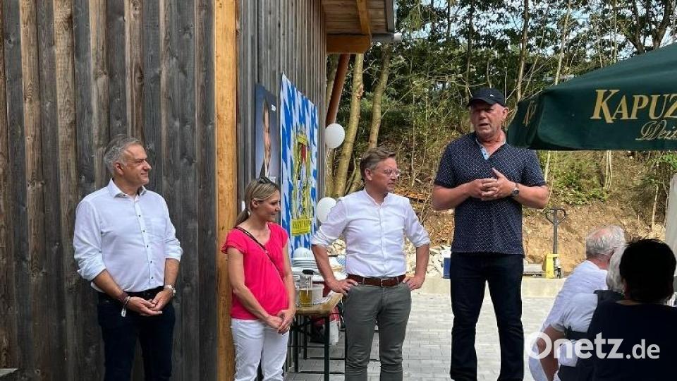 CSU-Vorsitzender Josef Söllner (rechts) bei der Begrüßung. Mit dabei (von links) Landrat Roland Grillmeier, Listenkandidatin Steffanie Dippl, MdL Tobias Reiß. Bild: CSU Ebnath/exb