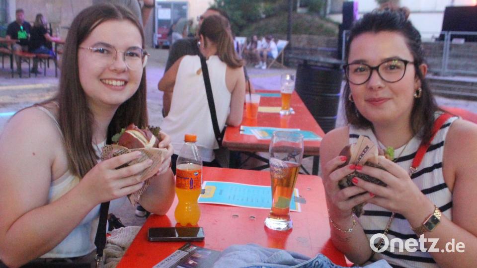 Der speziell für das Altstadtfest kreierte "Neunburger Burger" findet reißenden Absatz. Bild: sns