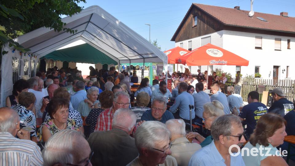 &quot;Solche Feste dienen auf dem Land auch dazu, Kontakte zu pflegen, und zudem stärken sie die Gemeinschaft, die im Besonderen von der Feuerwehr vorgelebt wird.&quot; (Stefan Kett, Vorsitzender der Feuerwehr Edeldorf) Bild: fz