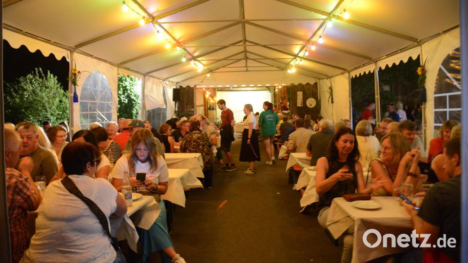 Im Vorzelt vor "Kausch´n-Stodl" fühlten sich die Besucher bei den abendlichen Temperaturen wohl. Bild: bey