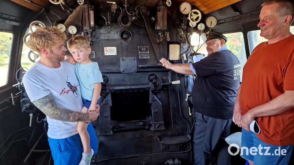 Kleine und große Besucher machen große Augen beim Blick ins Innere der historischen Dampflok in Weiden. Bild: R. Kreuzer
