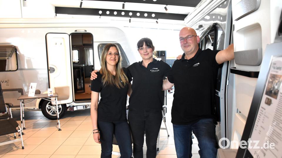 Christina Pavlis, Milissa Kuryepina und Karsten Leupold sind drei von sechs Mitarbeitern, die in Tirschenreuth vor Ort sind. Bild: ubb