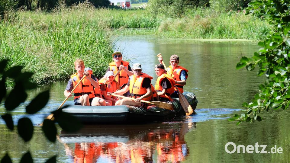 Nur die Stimmen der Tiere und das Plätschern der Paddel sind beim Schlauchbootfahren auf der Naab zu hören. Bild: wlr