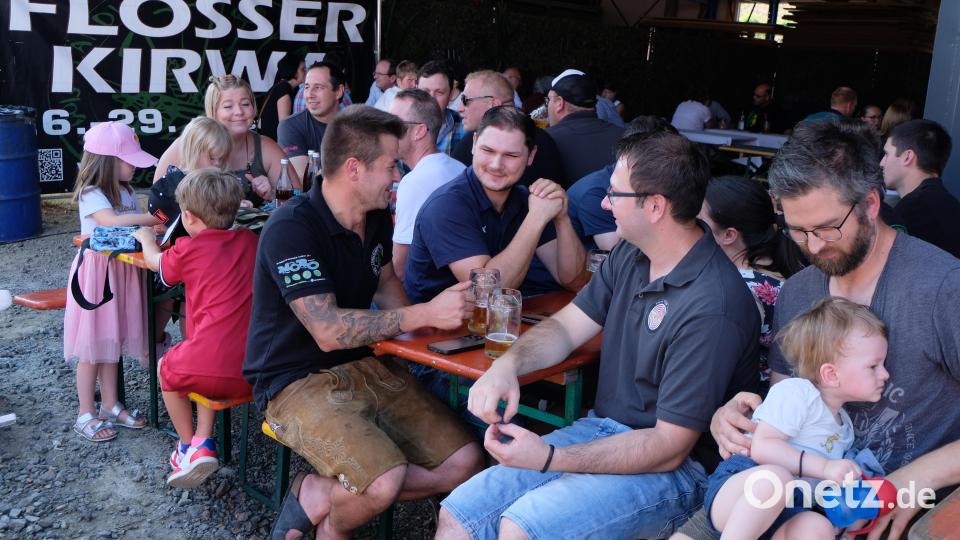 Das erste Sommerfest des Ländlichen Burschenvereins und des Steyr-Clubs ist gut besucht. Bild: le