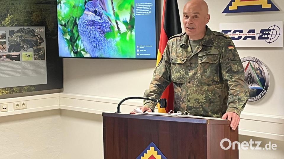 Generalmajor Hartmut Renk hielt die persönliche Laudatio für leitenden Forstdirektor Ulrich Maushake. Der Bundeswehrgeneral stellte auch die Bedeutung des Übungsplatzes Grafenwöhr heraus. Bild: mor