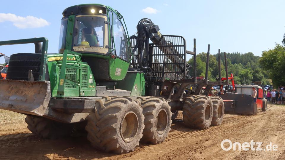Der Rückezug John Deere 1210 zog beim Traktorpulling den Bremswagen ohne ein Anzeichen von Schwäche bis übers Ziel hinaus. Der Sechszylindermotor mit 6,8 Liter Hubraum hämmert fast 1000 Newtonmeter Drehmoment in die Antriebshydraulik. Bild: mfh