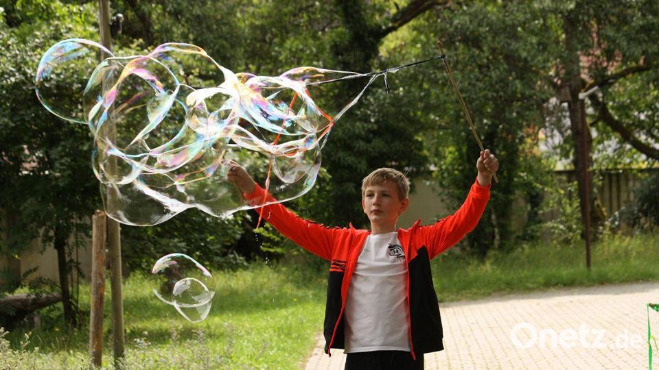 Seifenblasen in XXL: eine der Kreativaktionen beim Ferienprogramm im Bildungshaus Kloster Ensdorf. Bild: Anita Pedall/exb