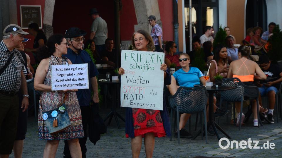 Diese Demonstranten in Weidens Fußgängerzone gehen für den Frieden auf die Straße. Bild: Kunz