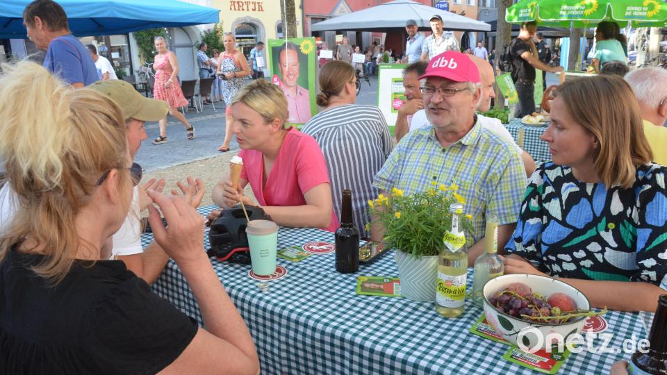 Im Pop-Up-Biergarten sucht Grünen-Landtagsfraktionschefin Katharina Schulze (mit Eistüte) das Gespräch mit den Bürgern. Bild: Kunz