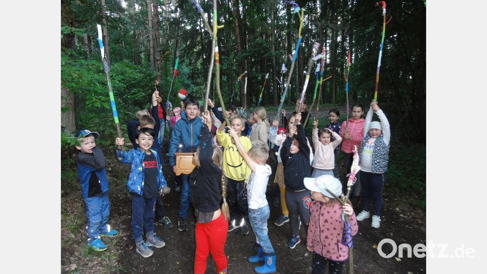 Die Mädchen und Buben fanden nach den tollen Hinweisen die Schatzkiste hinter einer dicken Eiche am Wegrand. Die Begeisterung war groß und schnell ging es zurück an Lagerfeuer um die Schatzkiste zu öffnen. Bild: jhö