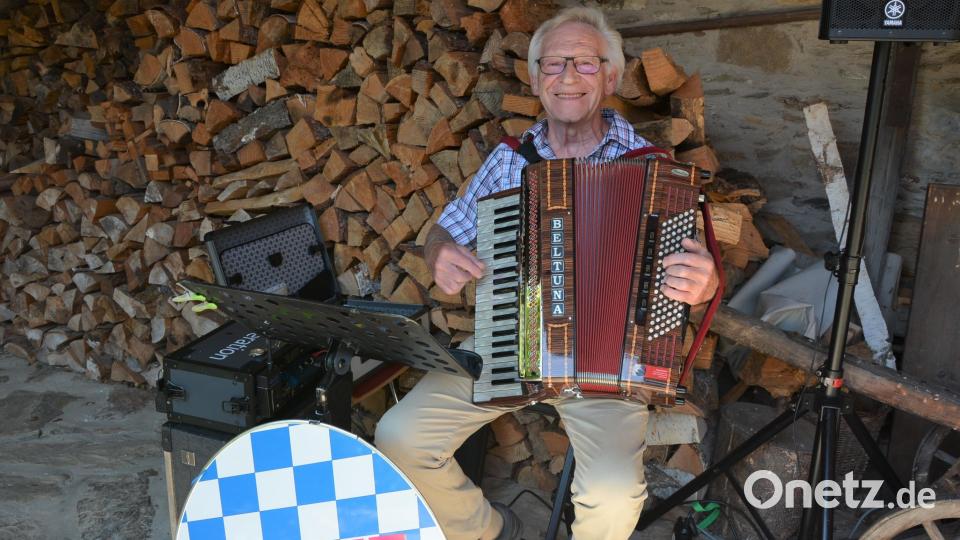 Alleinunterhalter Franz Becker spielte im Sengerhof auf. Bild: jr