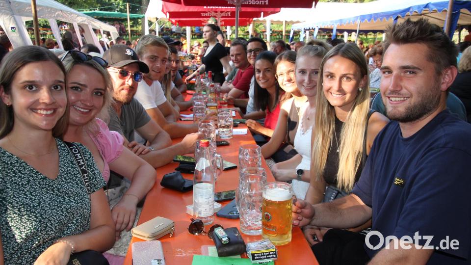 Eine klasse Stimmung herrschte auf dem Weinfest des Handballclubs Tirschenreuth. Bild: kro