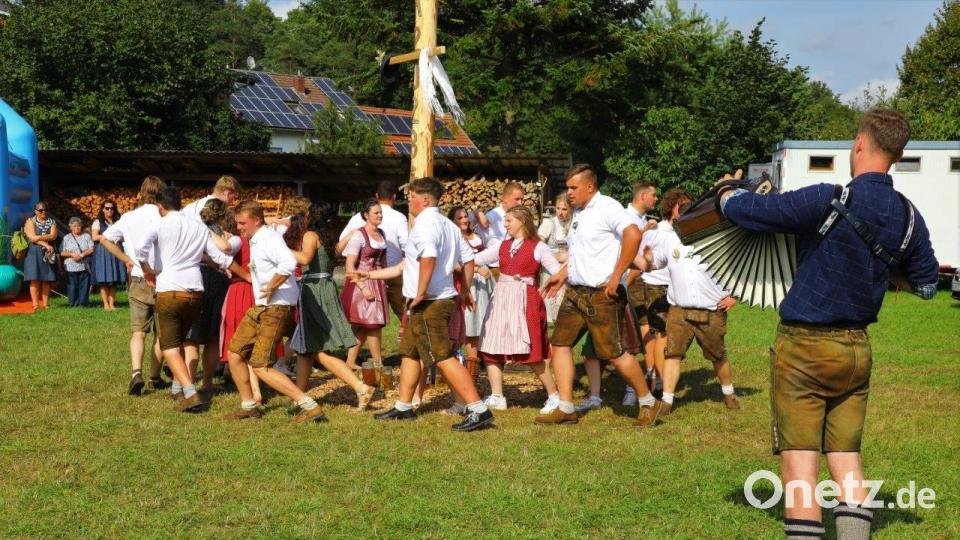 Zum ersten Mal in der Geschichte der Unterammerthaler Wiesenkirwa wird der Baum ausgetanzt. Bild: Moritz Koberstein/exb