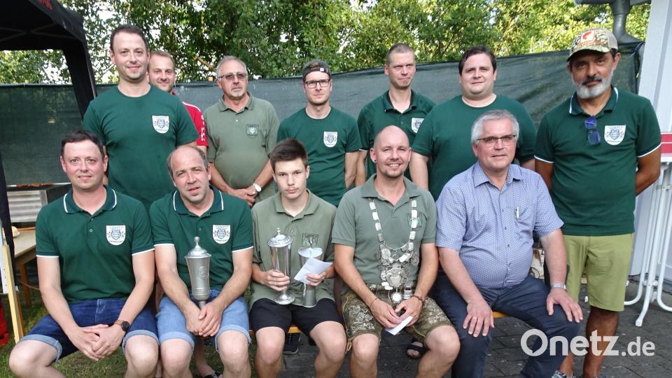Das Fischerfest bot auch die Gelegenheit, die Siegerehrung für Königsproklamation und Stadtmeisterschaft durchzuführen. Im Bild die geehrten Angler und Bürgermeister Richard Tischler. Bild: hm