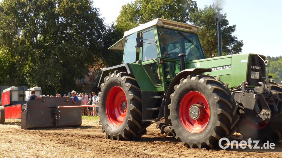 Beim Traktorpulling ging&#039;s heiß her, manche Zugmaschine musste sich schon ordentlich anstrengen, um mehr als die Hälfte der Strecke zu schaffen. Bild: mfh