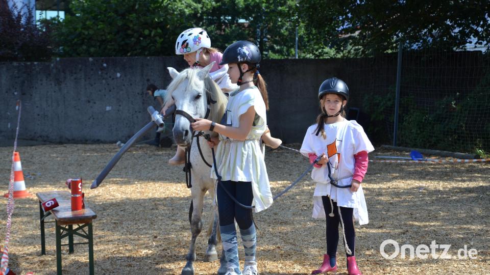 Kinder spielen im Moosbacher Ferienprogramm Ritter auf einem Pony. Bild: gi