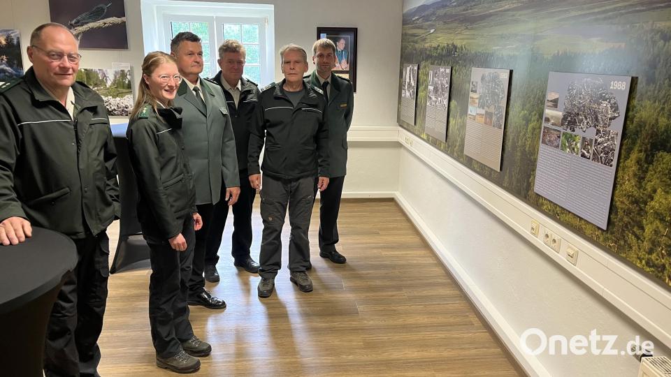 Einen großen Dank richtete Amtsleiter Ulrich Maushake (zweiter von rechts) an seine Försterinnen und Förster sowie die Mitarbeiter des Bundesforstbetriebs. Ein Panoramabild vom Schwarzen Berg mit Zeittafeln ist Kernstück im neuen Ausstellungsraum. Bild: mor