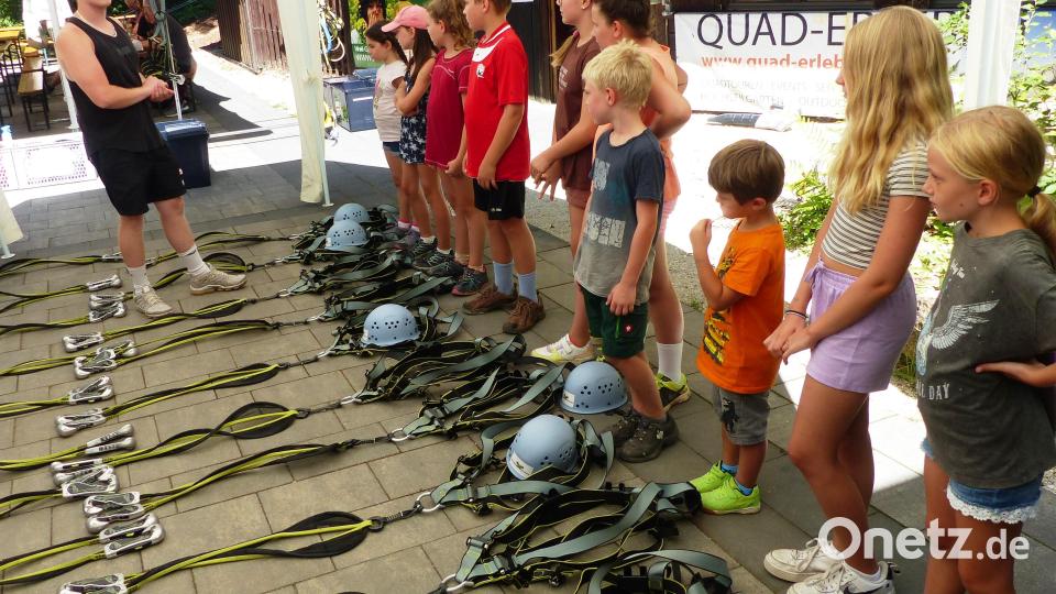 ein erfahrener „Instrukteuer“ erläuterte zu Beginn des Kletterspaßes die Funktion des Klettergeschirrs und vor allem der Sicherungshaken und ab gings mit Helm auf den Kletterparcours Bild: jp