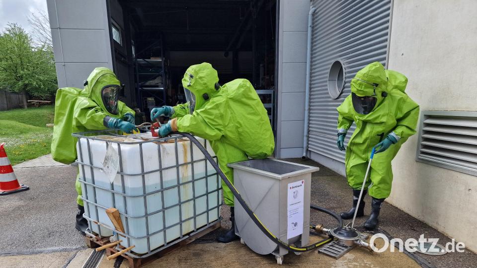 Die Mitglieder der Feuerwehren im Landkreis Schwandorf nehmen im ersten Halbjahr an verschiedenen Lehrgängen teil, wie beispielsweise an der Schulung "Träger Chemikalienschutzbekleidung". Bild: Kreisbrandinspektion Landkreis Schwandorf/exb