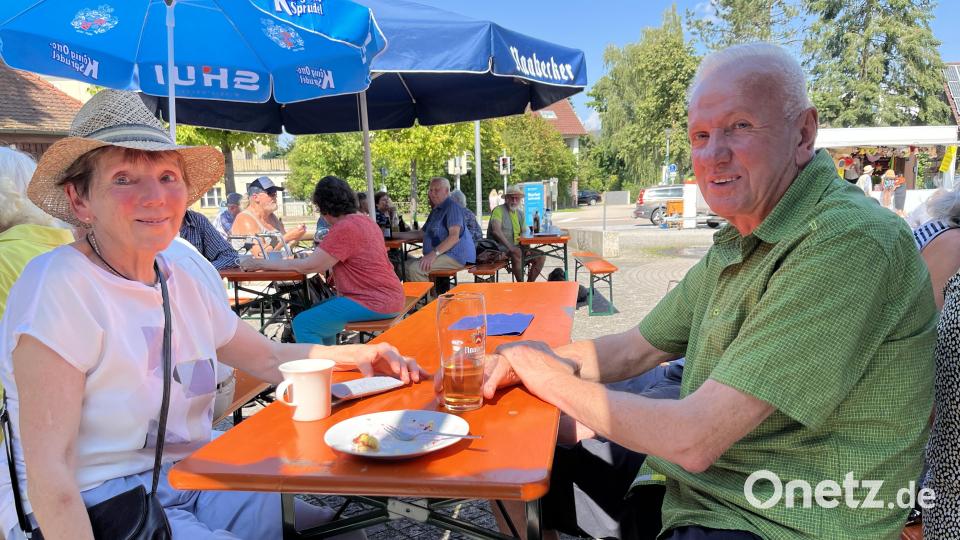 Auch die Senioren genießen das Altstadtfest. Ein Sonnenhut ist da genau richtig. Die Schirme können keinen vollständigen Schatten spenden. Bild: sns