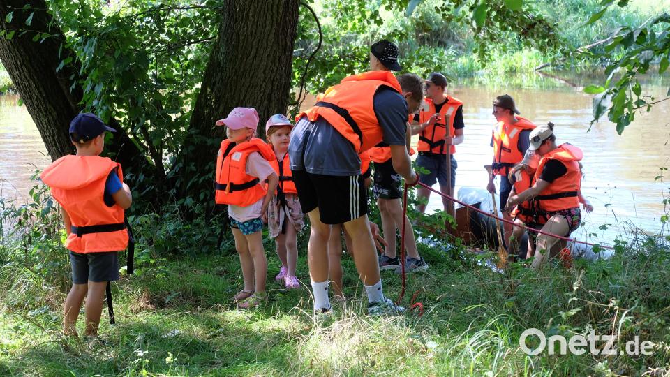 Da wegen der starken Strömung nicht mehr flussaufwärts gepaddelt werden konnte, musste nach jeder Fahrt das Boot aus dem Wasser gezogen werden. Bild: wlr