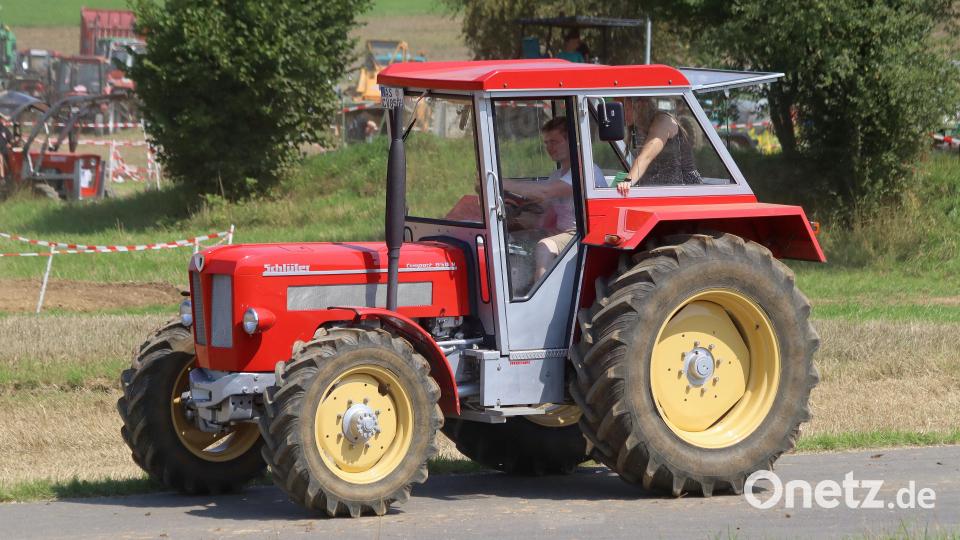 Den Ackerschlepper Compact 850 V der Freisinger Firma Schlüter hatte einen Vierzylinder-Dieselmotor mit rund 85 PS.1982 lief das letzte Modell vom Band. Bild: mfh