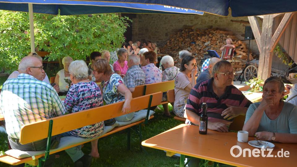 Viele Besucher kamen am Samstagnachmittag in den Sengerhof zum 2. Bad Neualbenreuther Kreativmarkt. Bild: jr