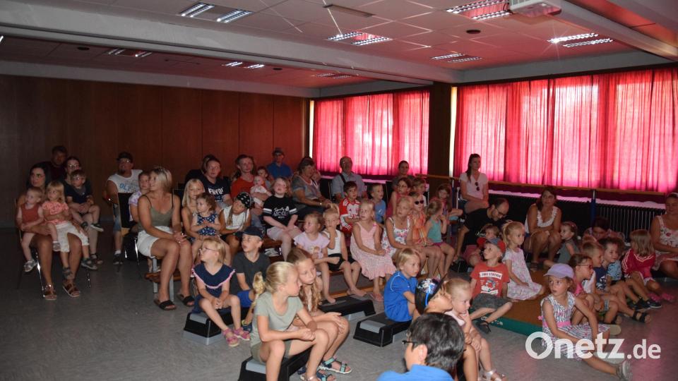 Gespannt warten die Kinder auf den Beginn des Kasperletheaters. Bild: fla
