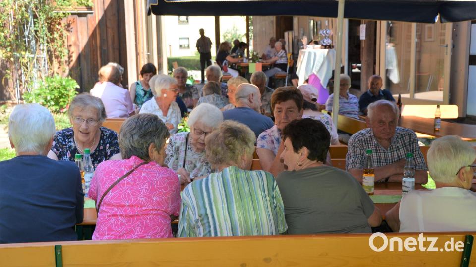 Trotz der Hitze freuten sich die Organisatoren des Kreativmarkts über die vielen Besucher im Sengerhof. Bild: jr