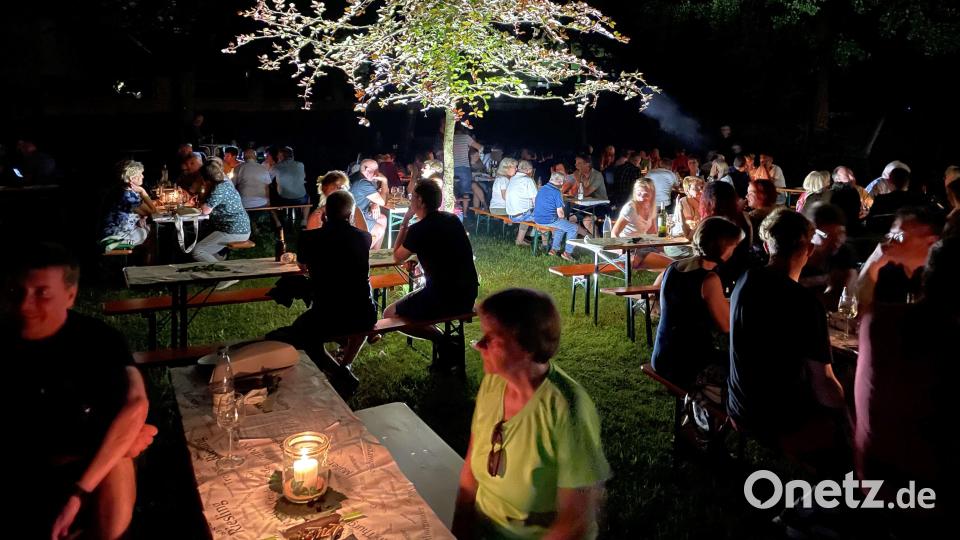 Die Gäste genossen das Weinfest bei sommerlichen Temperaturen bis in den Abend hinein. Bild: Klaus Riede/exb