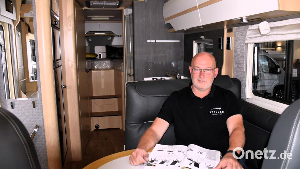 Karsten Leupold ist selbst Camper und führt gern die Raiffinessen der modernen Campingfahrzeuge vor. Bild: ubb