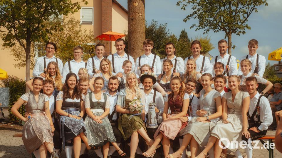 Die Traßlberger Kirwapaare beglückwünschen ihr neues Oberkirwapaar Vanessa Kühn und Nikolas Rösch (vorn Mitte). Bild: Christina Kotz/exb