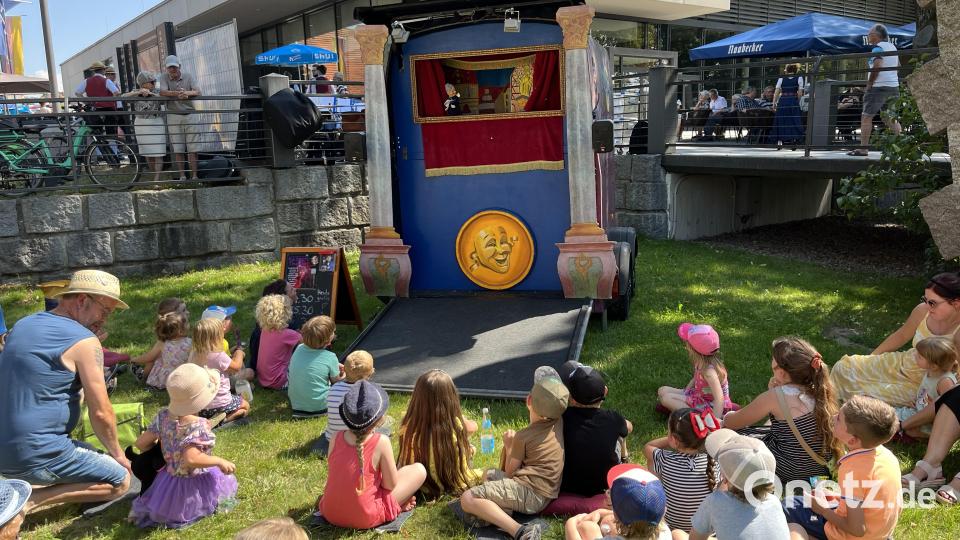 Der Kasperl auf der Suche nach der verlorenen Prinzessin begeistert die Kinder. Bild: sns