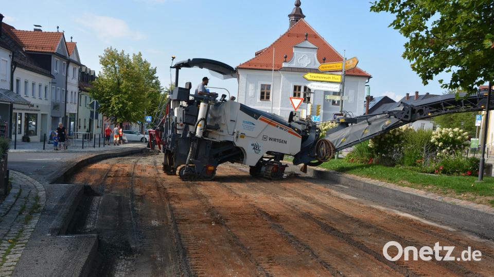 Die Bauarbeiten an der Mitterteicher Ortsdurchfahrt haben am Montagvormittag begonnen. Bild: jr
