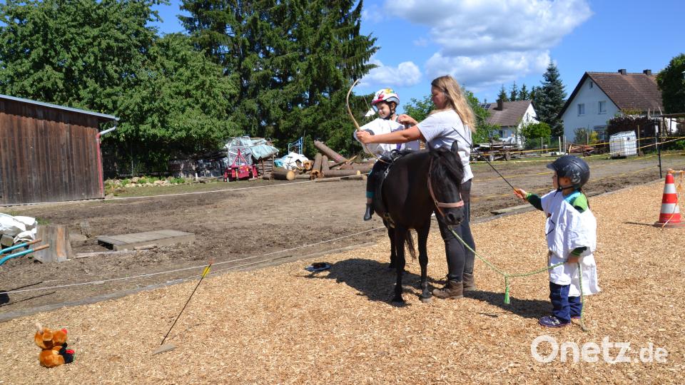 Kinder spielen im Moosbacher Ferienprogramm Ritter auf einem Pony. Bild: gi