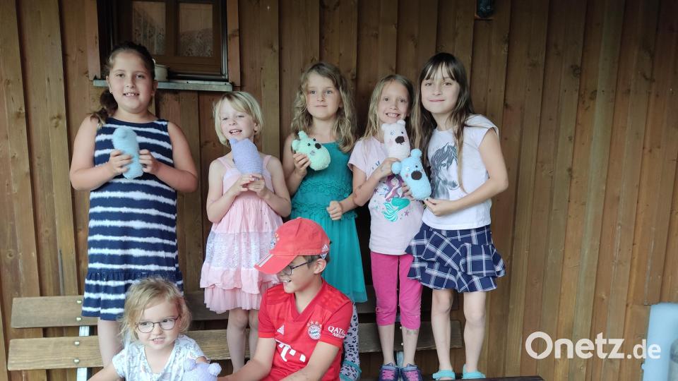 Unter der Anleitung des OWV Griesbach fertigten die Kinder beim Ferienprogramm &quot;Sockentiere&quot;. Bild: Roswitha Rödl/exb
