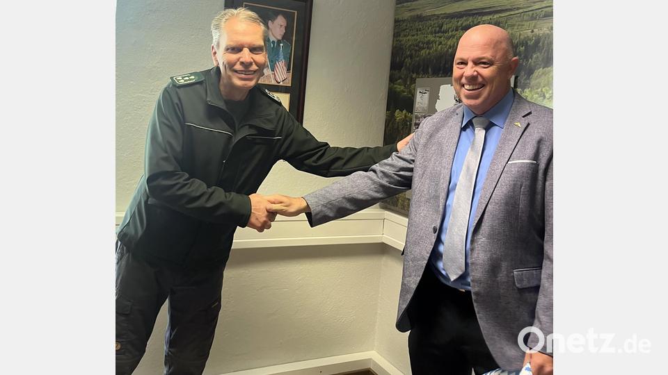 Mit der Enthüllung eines Portraitbildes von Ulrich Maushake überraschte Chris Irwin (rechts) von 7th ATC Protocol. Bild: mor