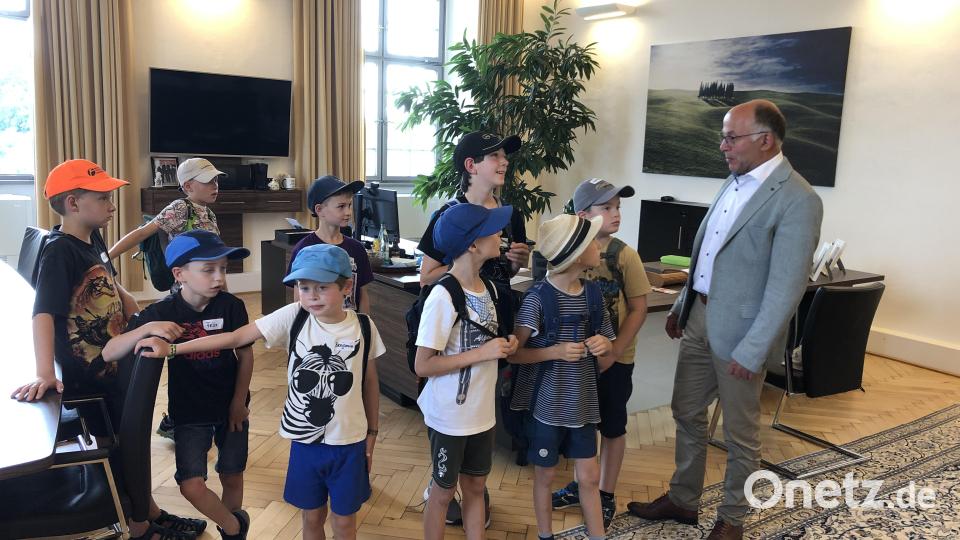 Der OWV führte Neustädter Kinder ins Lobkowitzerschloss und ins Büro des Landrates, in dem derzeit Albert Nickl als Urlaubsvertreter residiert. Bild: krb