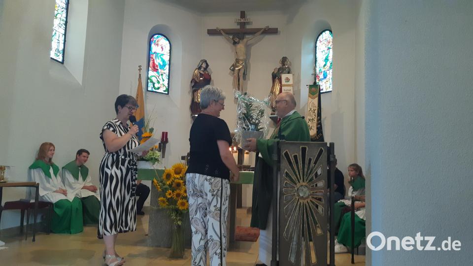 Die Sprecherin des Seelsorgerats, Rosemarie Ernst, und Dagmar Müller von der Kirchenverwaltung überreichten Geschenke an Pfarrer Anton Witt. Bild: Kathrin Krieger/Seelsorgerat/exb