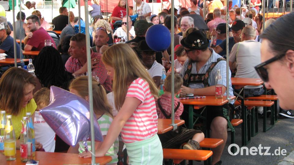 Schattenplätze sind beim Bürgerfest in Mantel besonders begehrt. Bild: knh