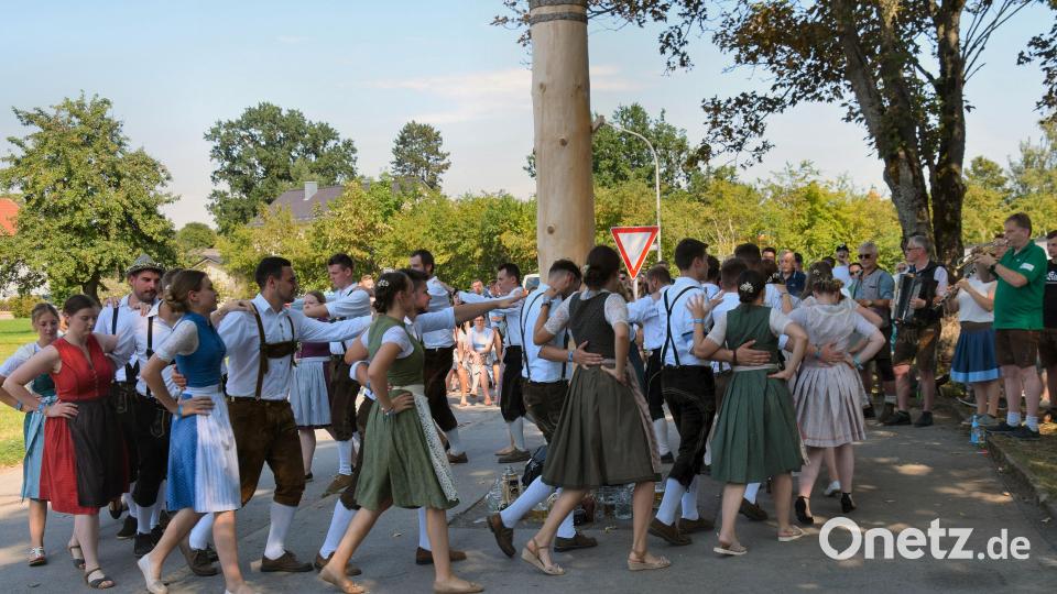 Zahlreiche Brauchtumstänze zeigen die Paare beim Kirwabaumaustanzen in Mendorferbuch. Für die Musik dazu sorgt die Bouchdna Kirwakapelle Wöidarawöll. Bild: bö