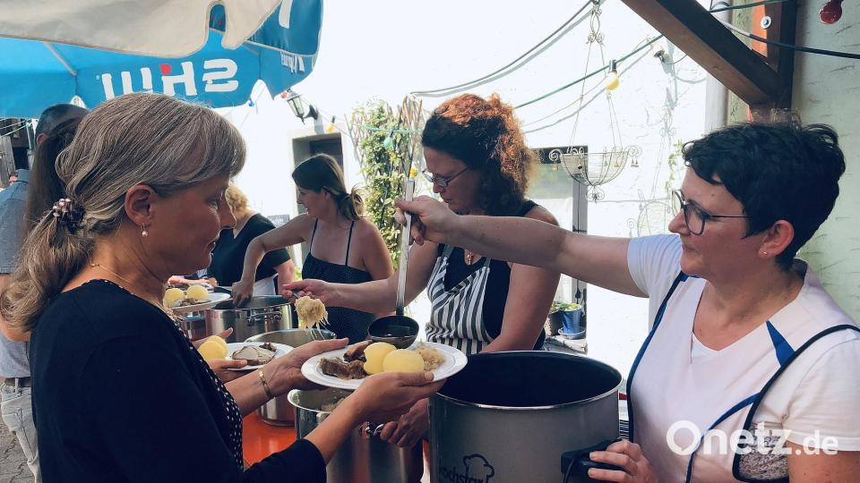 Die Küche ließ am Sonntag auch die Vorsitzende der Frauen-Union Wiesau, Rita Korb (links), kalt. Die Essensausgabe betreute unter anderem Stefflwirtin Odette Summer (rechts). Bild: wro