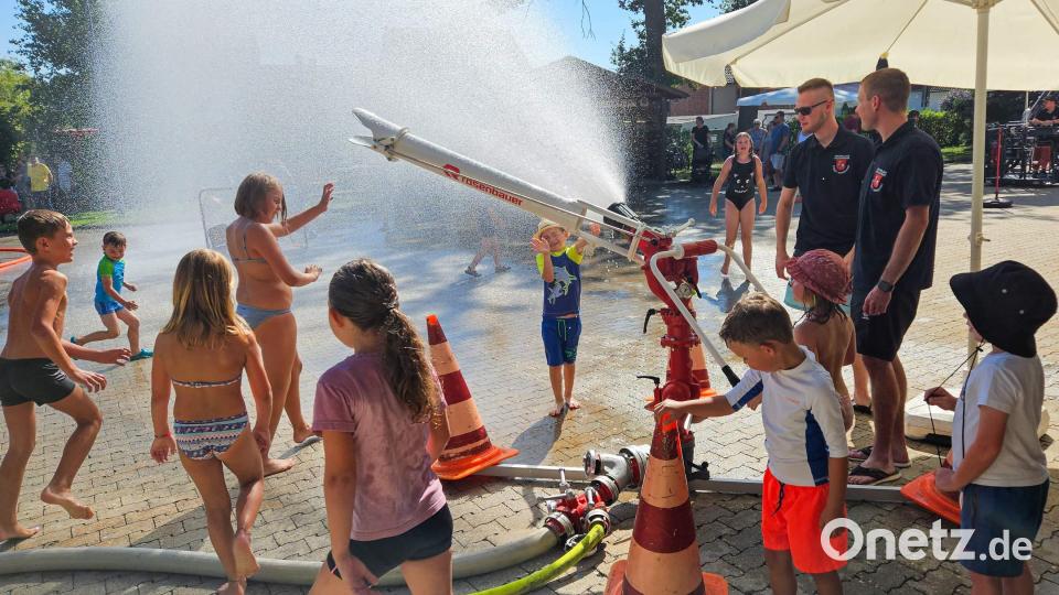 Heiß begehrt war bei den Kindern das Spritzen mit dem großen Wasserwerfer. Bis zu 80 Meter weit könnte man mit ihm spritzen. Auf Sprühstrahl eingestellt sorgte er für einen mächtigen Sprühnebel, der angesichts der hohen Temperaturen für eine sehr willkommene Erfrischung sorgte. Mit im Bild die beiden Aufsichten Marco Schuminetz (r.) und Florian Pawluk (l.). Bild: u