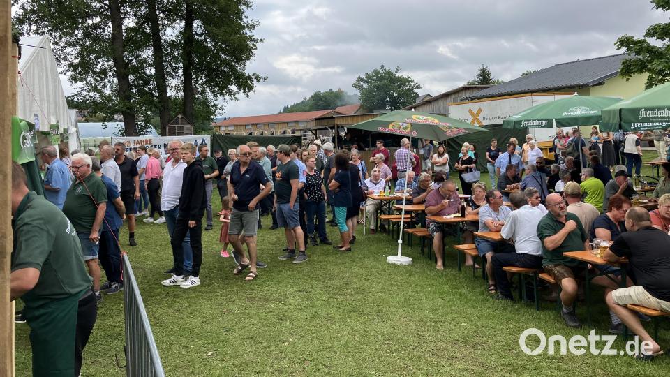 Fischliebhaber stehen Schlange am Fischerfest in Wernberg-Köblitz. Bild: Musshoff/exb