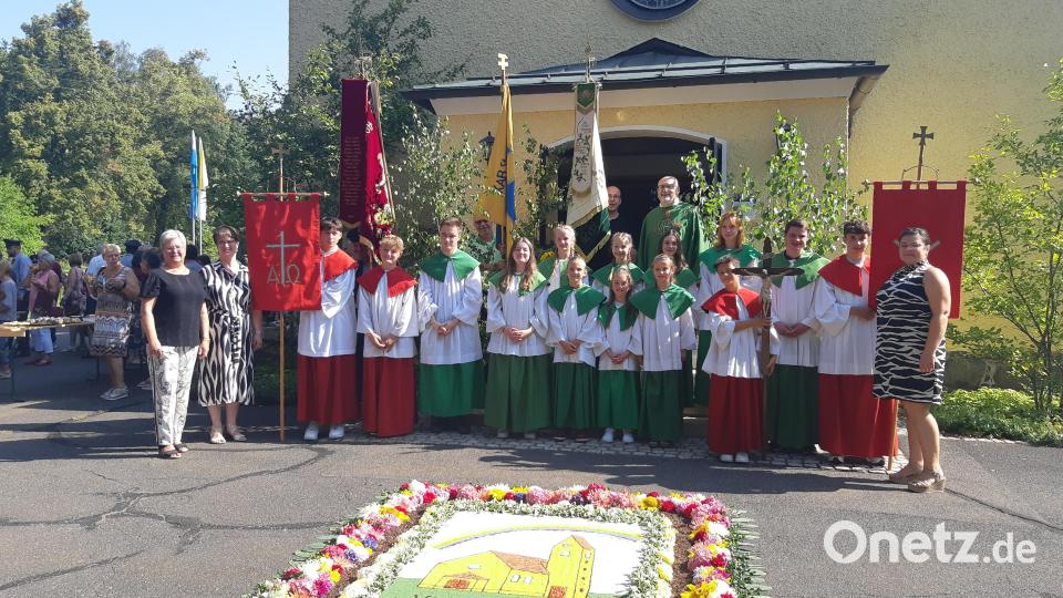 Zur Verabschiedung von Pfarrer Anton Witt in Steinmühle hatten Mitglieder des Seelsorgerates und der Kirchenverwaltung einen Blumenteppich gelegt. Bild: Kathrin Krieger/Seelsorgerat/exb